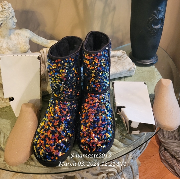 Ugg Sequin Stellar Short Boot NWOT Suede Fur logo Designer 7 Black #730 - Picture 12 of 16